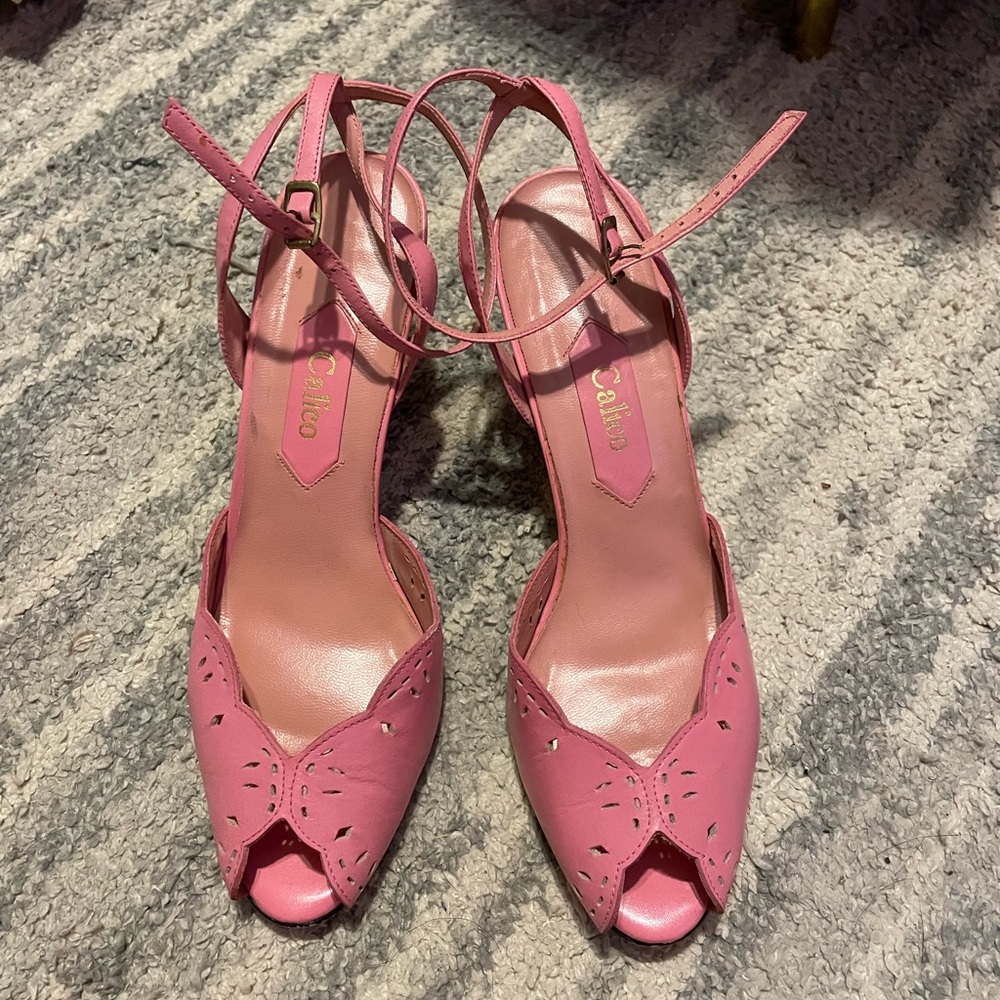 Baby pink 70s strapped heels!!